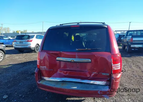 2009 Chrysler Town & Country Touring z USA, uszkodzony, nr VIN 2A8HR54159R604244